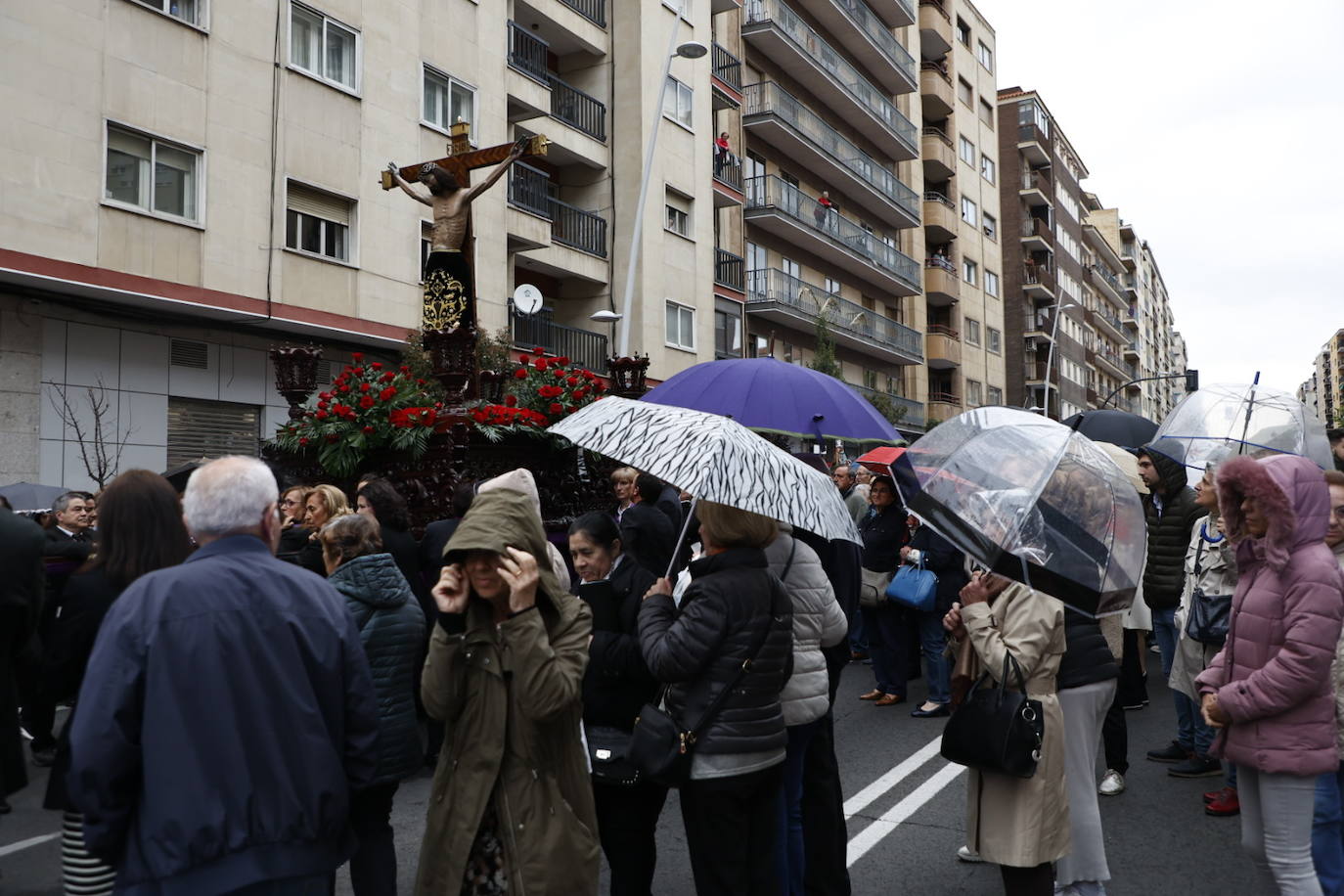 Las calles salmantinas vuelven a mostrar su devoción por el Cristo de los Milagros