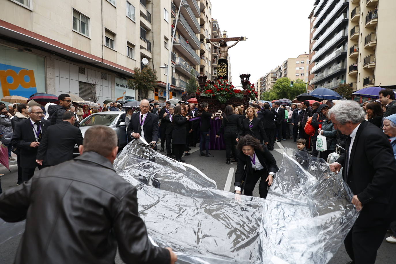 Las calles salmantinas vuelven a mostrar su devoción por el Cristo de los Milagros