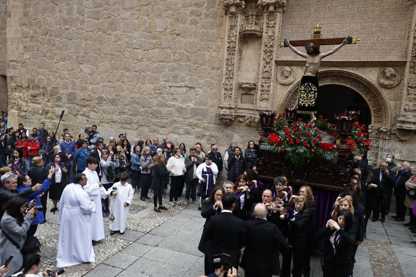 Las calles salmantinas vuelven a mostrar su devoción por el Cristo de los Milagros