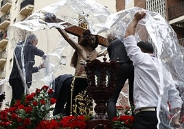 El Cristo de los Milagros en su procesión por las calles salmantinas