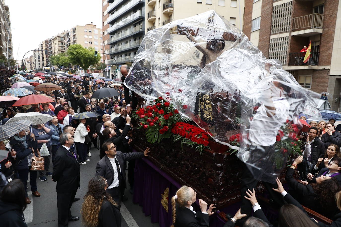 Las calles salmantinas vuelven a mostrar su devoción por el Cristo de los Milagros