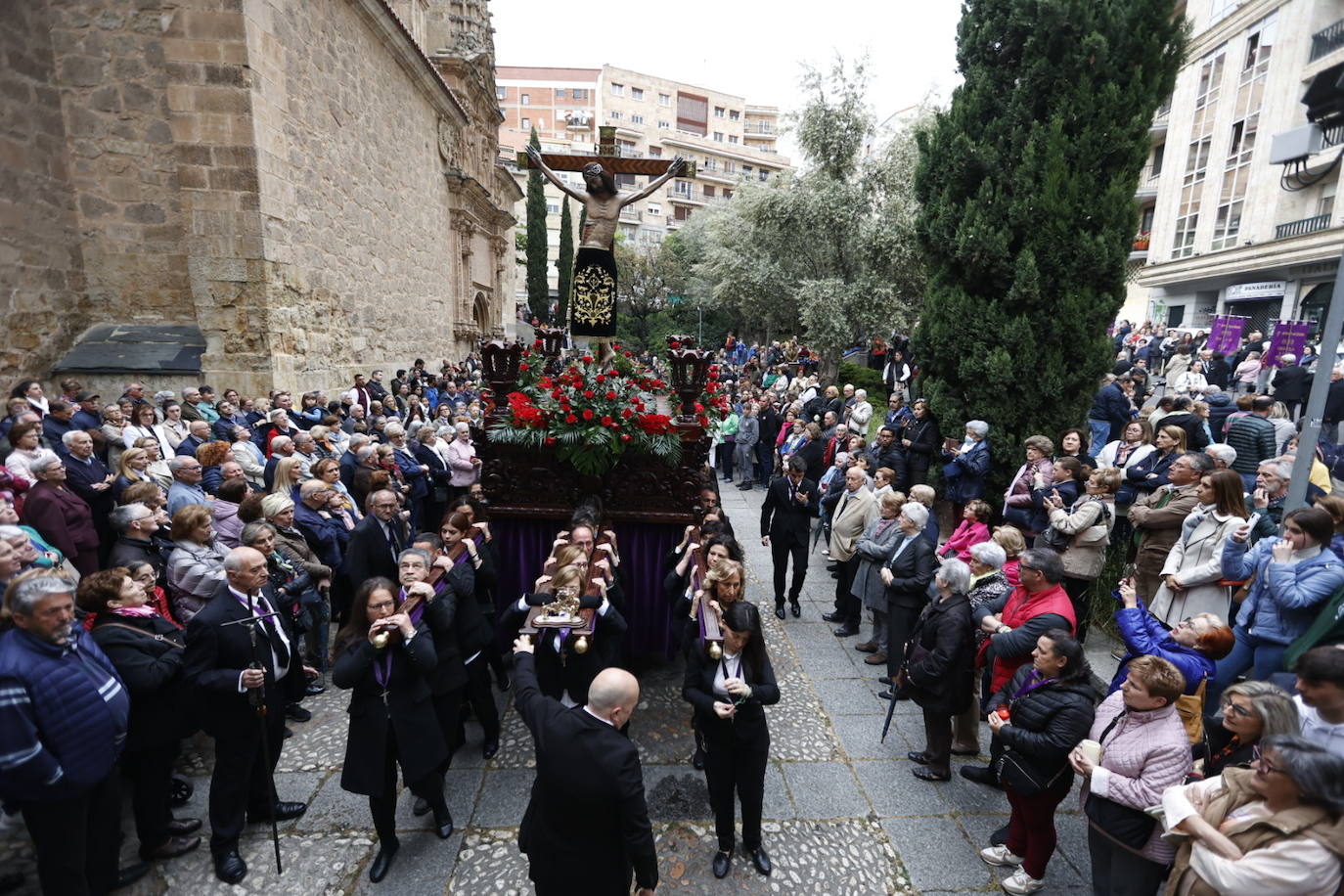 Las calles salmantinas vuelven a mostrar su devoción por el Cristo de los Milagros