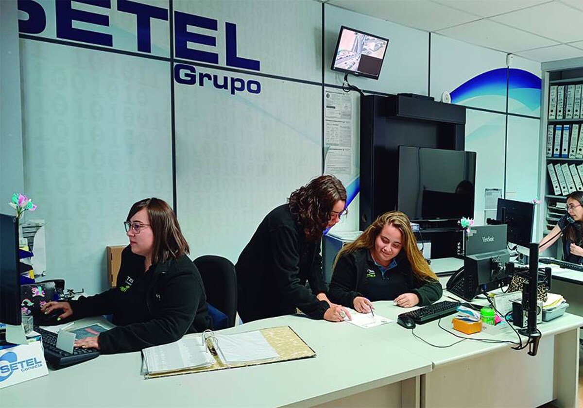 Equipo de Setel Conecta en las oficinas.