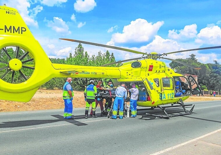 Un helicóptero traslada al herido al hospital.