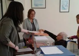 Quiteria García votando en 2019, con 101 años