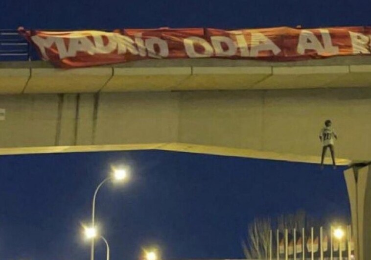 Detenidos cuatro ultras que colgaron el maniquí de Vinícius de un puente antes del derbi madrileño