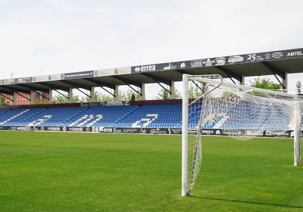 Las redes de la portería del Fondo Este del Reina recogidas tras haberse jugado ya los 19 choques de Liga.