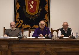 Germán Vicente, en el centro, durante uno de los plenos en el periodo en que fue alcalde de Vitigudino.