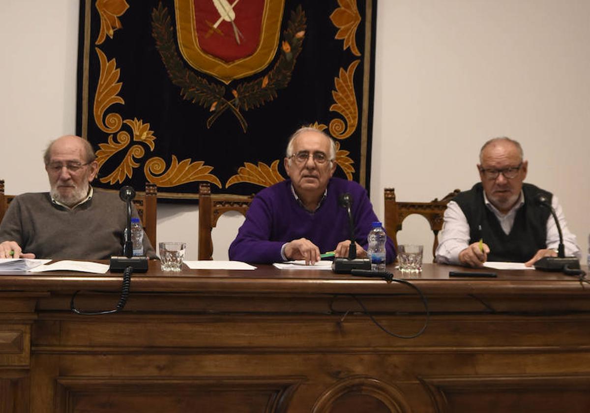 Germán Vicente, en el centro, durante uno de los plenos en el periodo en que fue alcalde de Vitigudino.