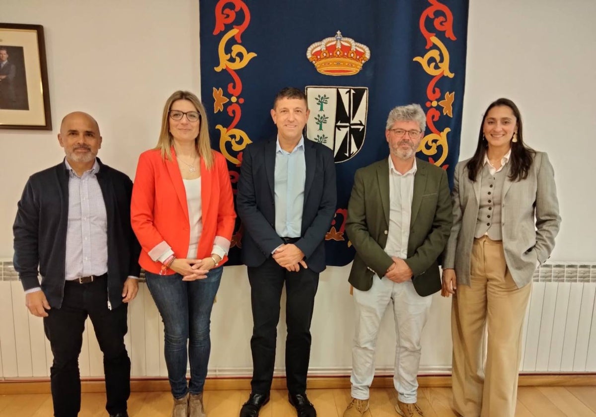 Manuel Hernández, alcalde de Doñinos, y Susana Jiménez, concejala del ayuntamiento, junto a representates de Synergreen