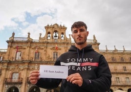 El ariete catalán Marc Padilla sostiene la papeleta del UE Sant