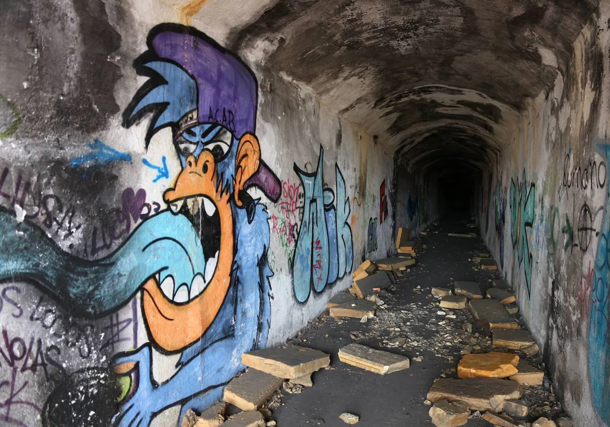 Una de las galerías de la red de túneles militares del Polvorín, que permanecen sin uso desde hace más de dos décadas
