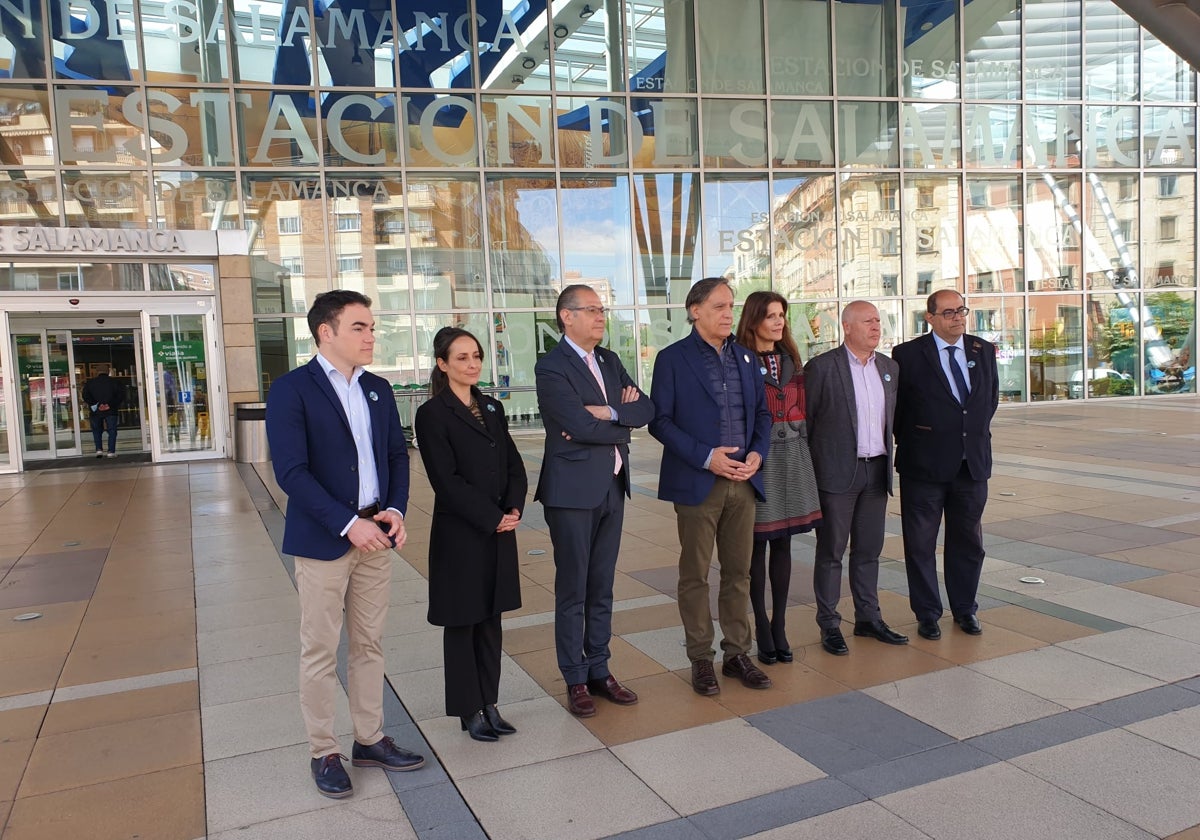 Carlos García Carbayo junto a su equipo en la estación de 'Vialia'.