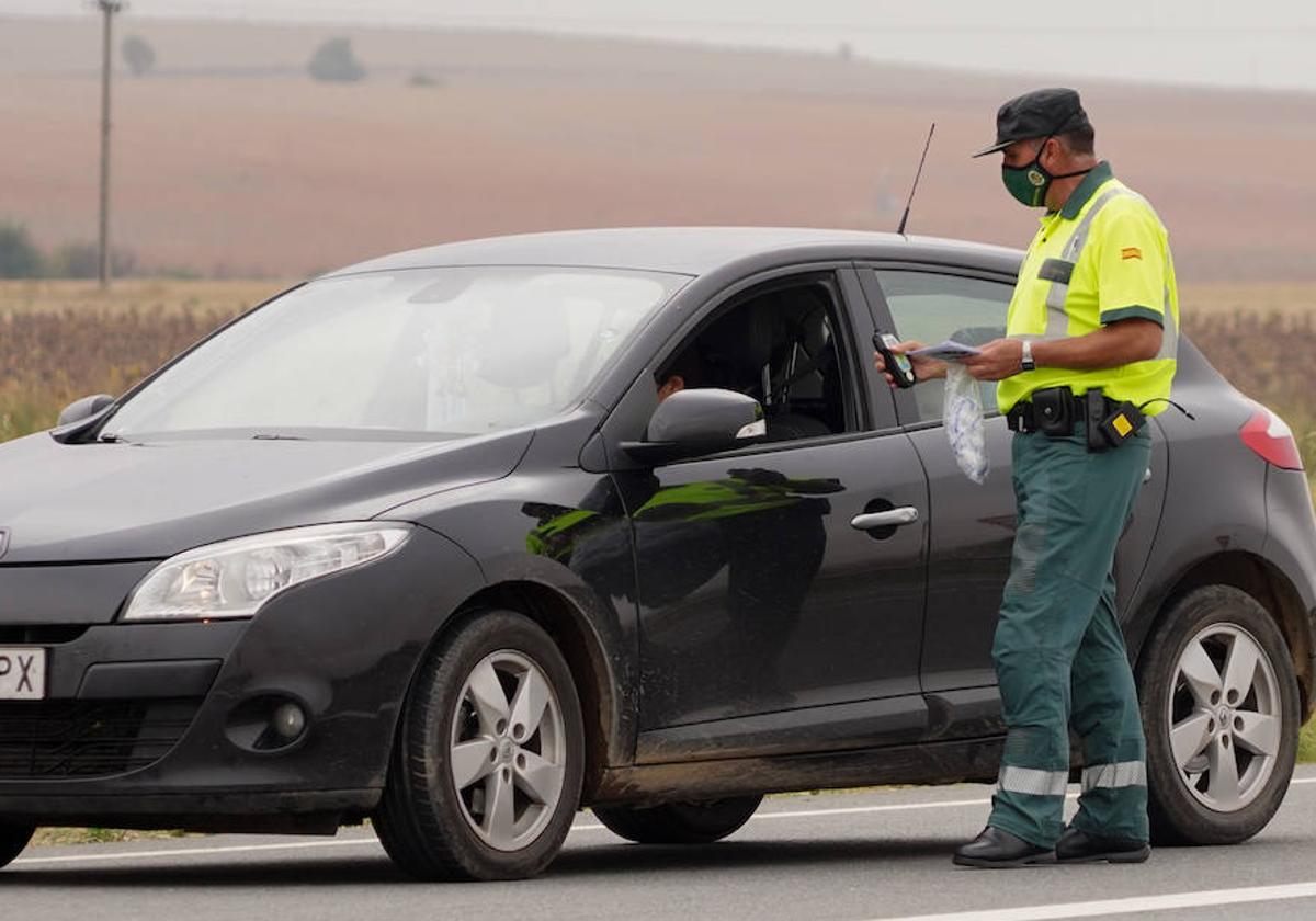 Un agente de la Guardia Civil realizando un control de tráfico.