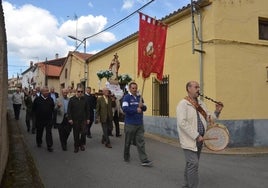 Procesión en El Cabaco, durante los festejos de Pentecostés, conocidos como «la Emperrá».