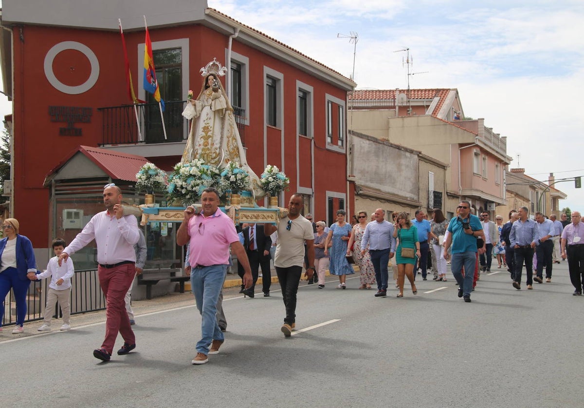 Procesión del año pasado para trasladar la imagen de la Virgen de la Peña a su ermita.