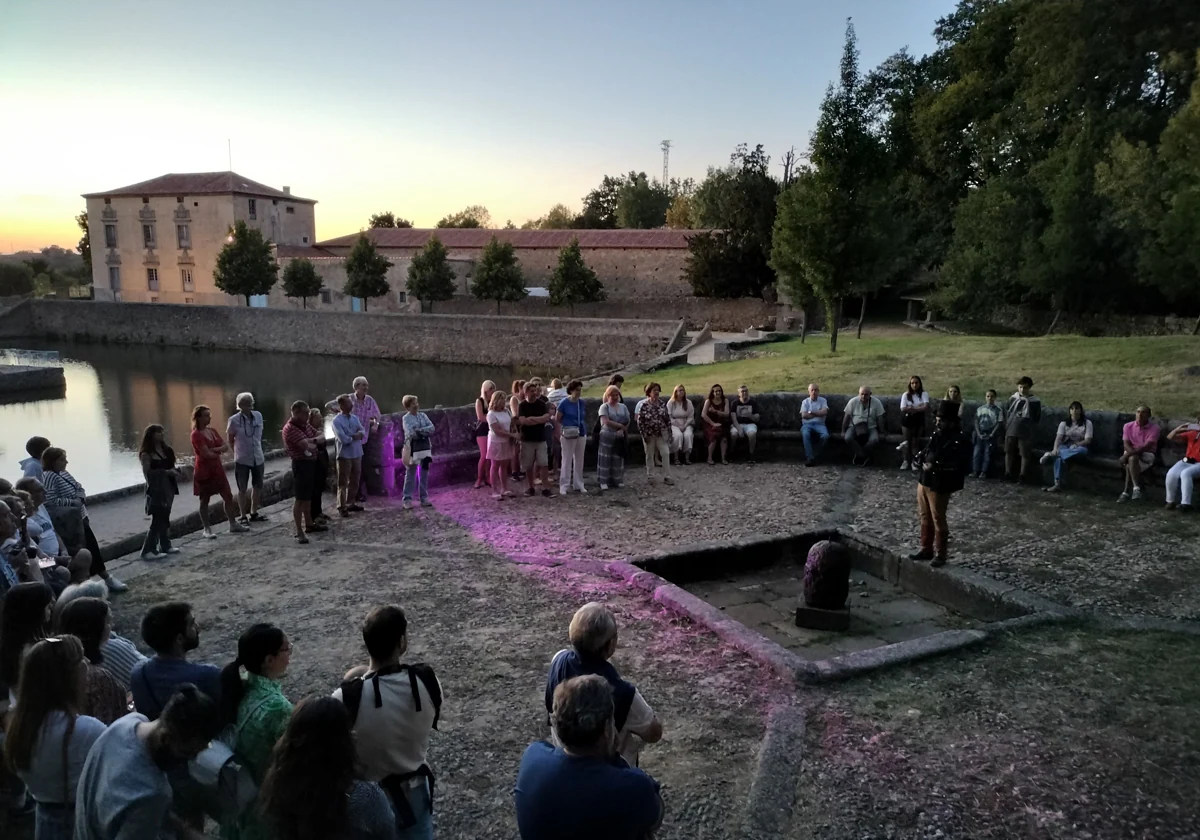 Imagen de una actividad cultural organizada en el entorno del jardín renacentista de El Bosque.