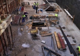 Un grupo de trabajadores en las obras de construcción de un edificio de viviendas