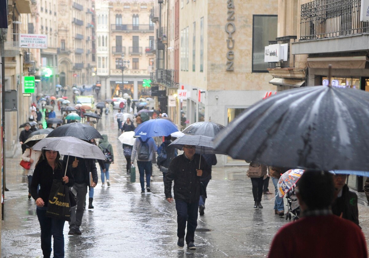 Ciudadanos con paraguas en la calle Toro en una imagen de archivo.