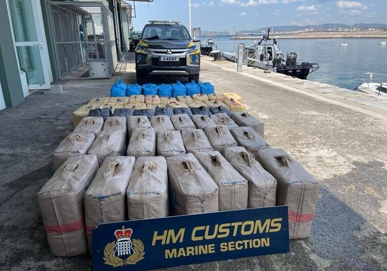 Gibraltar incauta dos toneladas de marihuana en fardos flotando en el mar