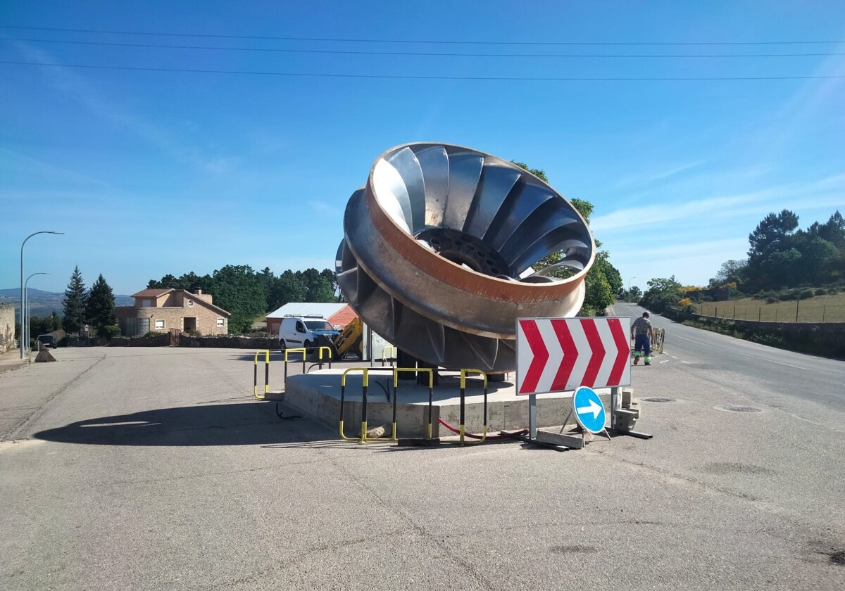 Espectacular imagen de la pieza de la turbina de la presa de Aldeadávila colocada a la entrada del pueblo.