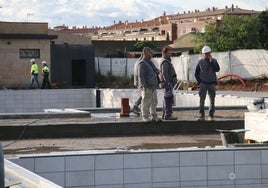 Un grupo de operarios en la obra de la piscina de verano de Villares de la Reina.