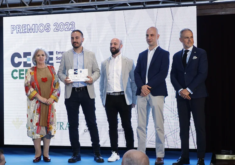 La subdelegada del Gobierno en Salamanca, Encarnación Pérez, y Sergio Pérez, de CEOE-CEPYME Salamanca, entregaron el Premio Innovación a DareMapp.
