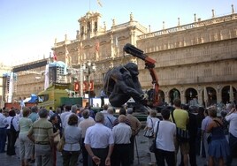 Retirada de la obra «El Zulo», de Víctor Ocho, de la Plaza Mayor el 9 de septiembre de 2006.