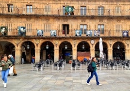 Recreación digital de la instalación de los retratos de «Folklorquiando», que se colgarán en los balcones de la Plaza Mayor la próxima semana.