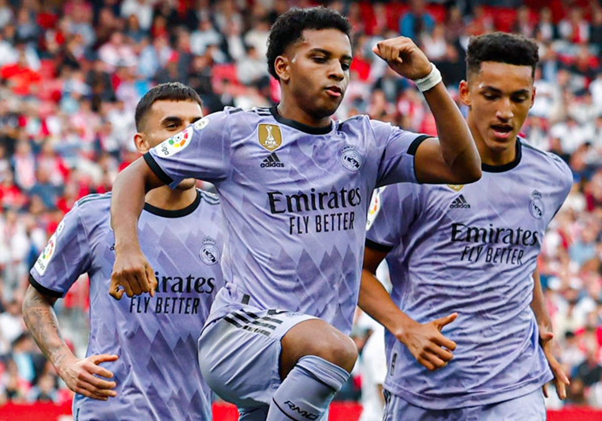 Rodrygo celebra su segundo gol al Sevilla.