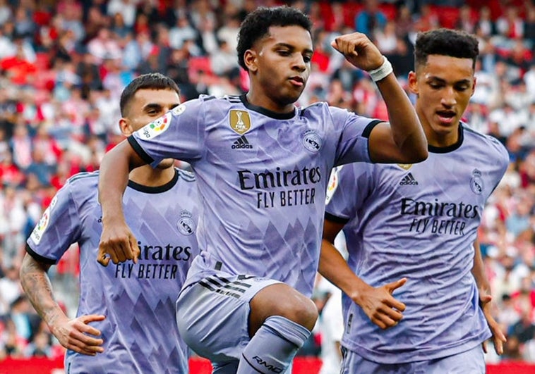Rodrygo tira del carro en Sevilla