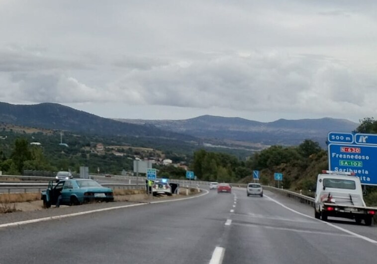Aparatoso accidente en Fresnedoso: un coche se estrella contra el quitamiedos