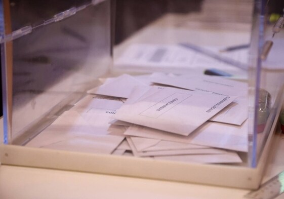 Papeletas dentro de la urna de votaciones