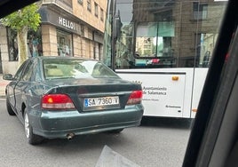 Susto en la Avenida de Mirat: un autobús embiste a un coche