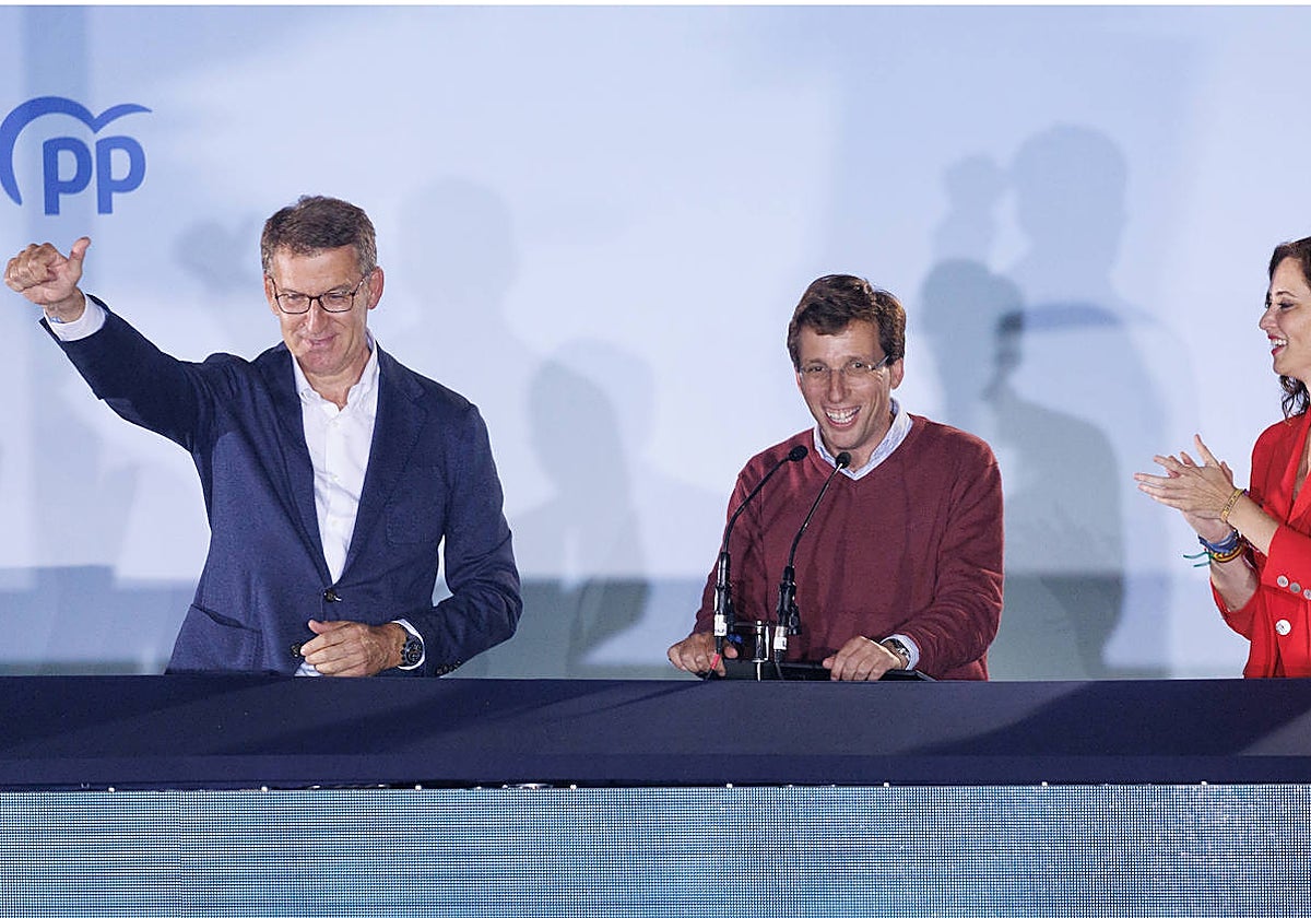 Feijóo con Almeida y Ayuso la noche de las elecciones municipales