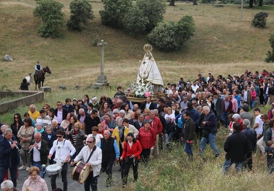 Los devotos arroparon a la imagen de Nuestra Señora de Valdejimena en su procesión.