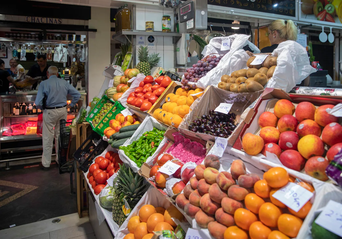 Un puesto de frutas y verduras de un mercado.