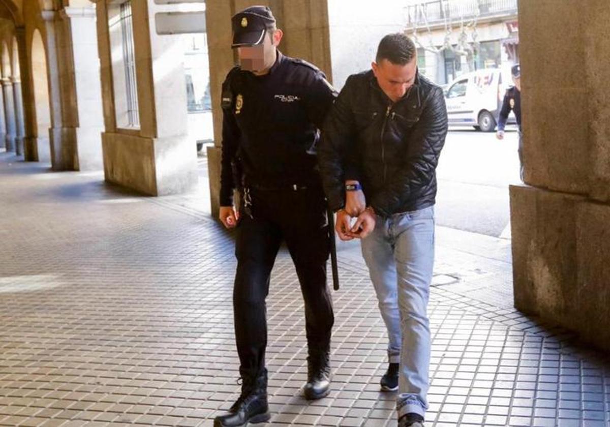 El violador a su llegada a los juzgados en mayo de 2017.