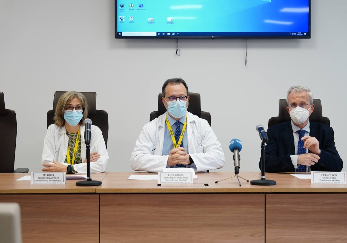 La jefa de servicio de Neumología del Hospital de Salamanca, Rosa Cordovilla; el director gerente, Luis Ángel González, y el presidente de la Sociedad Española de Neumología y Cirugía Torácica (SEPAR), Francisco García Río