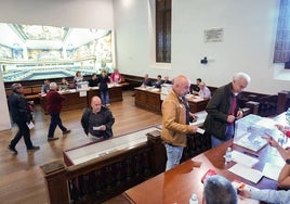 Personal de administración votando en el aula Francisco de Vitoria.