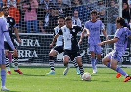 Nespral pugna por un balón ante el canterano del Castilla, Mario, mientras Ramiro le cubre las espaldas.