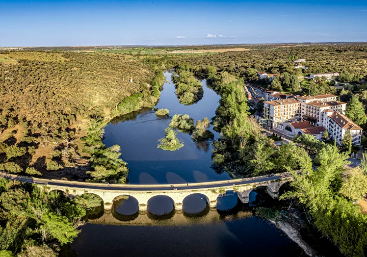 Imagen principal - El Balneario de Ledesma, a las orillas del río Tormes y sus múltiples servicios.