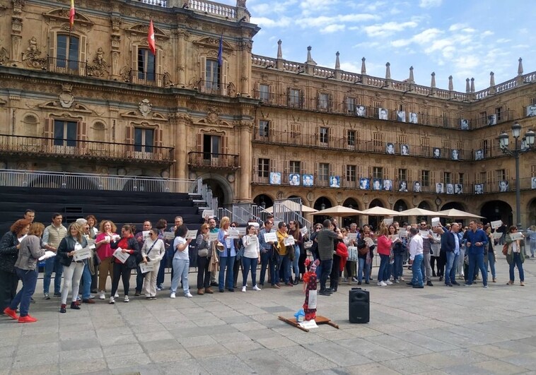 Protesta de los funcionarios de Justicia, ayer en la Plaza Mayor, hasta donde llevaron en «procesión» una imagen de la ministra Pilar Llop con vestido de sevillana.