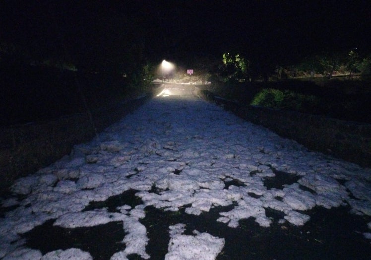 El granizo acumulado en el Puente de San Albín