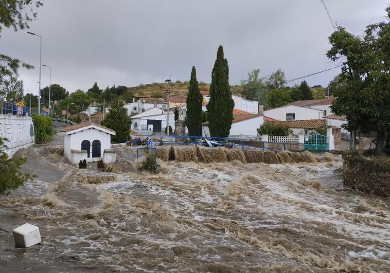 Tremendas imágenes: las fuertes tormentas desbordan el arroyo de Beleña