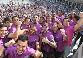 Amaro y Chiapas celebran junto a sus compañeros el ascenso a Segunda B en 2018.