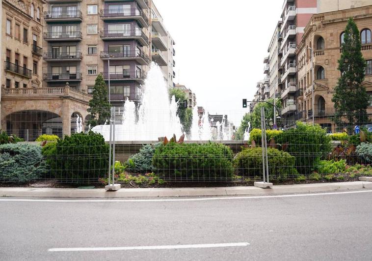 La fuente de Puerta Zamora completamente vallada.