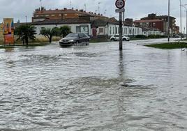 Una vía de la localidad de Peñaranda totalmente anegada por la lluvia.