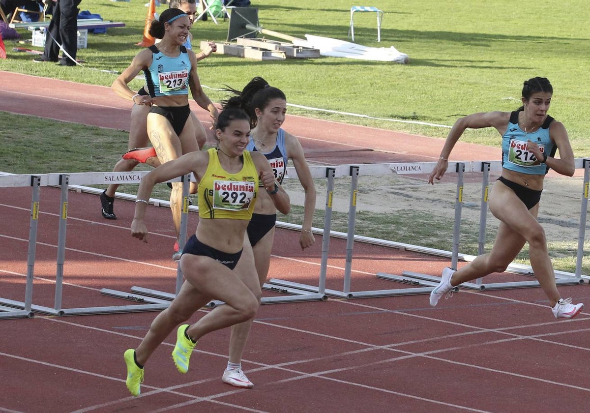 Xenia Benach (292), ganando los 100 metros vallas en la edición de 2021.