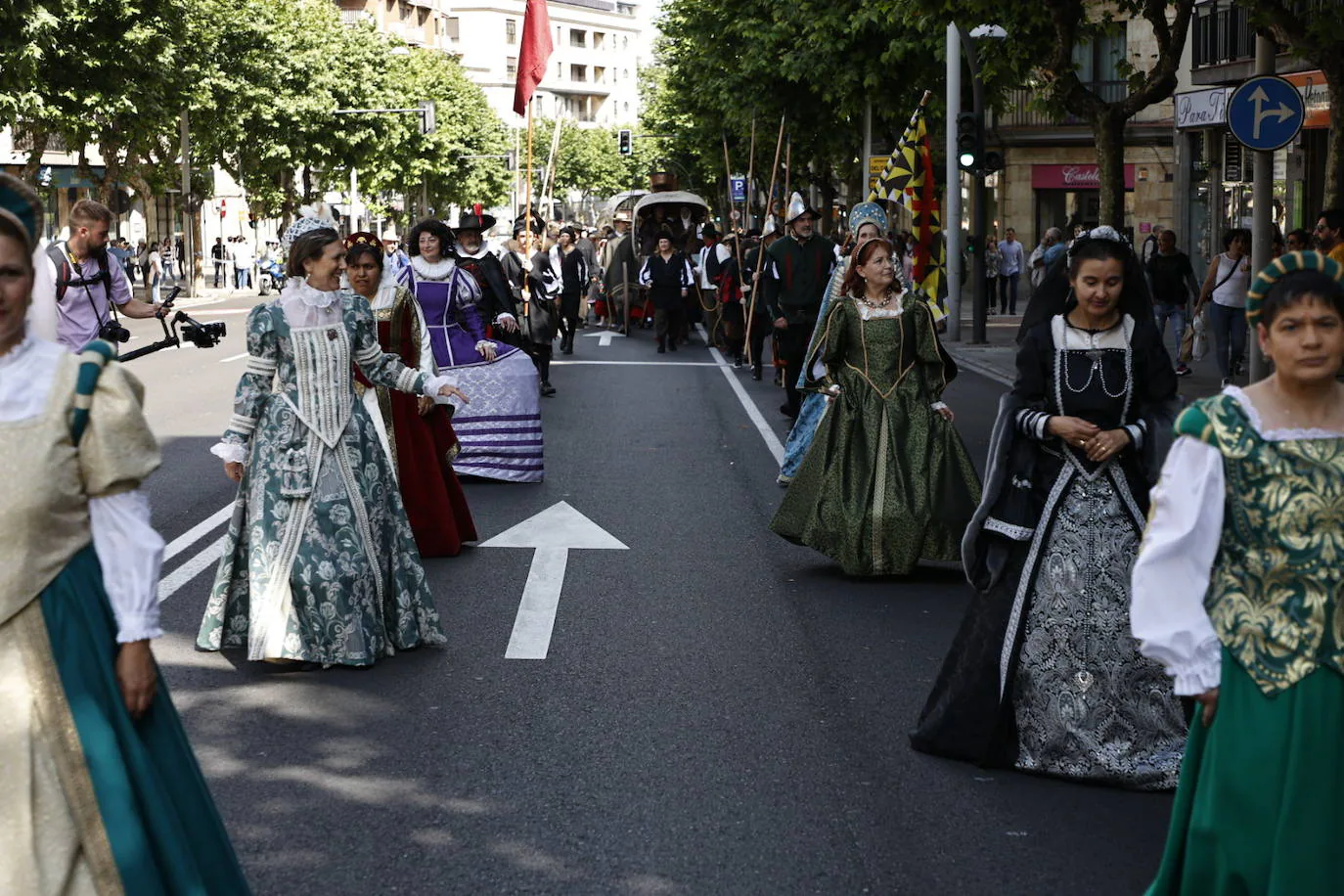 Las elegantes vestiduras del siglo de Oro desfilan por Salamanca